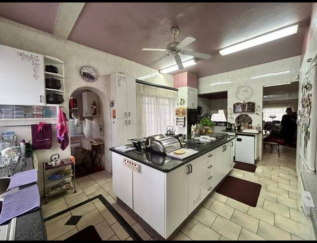 6 BEDROOM HOUSE FOR SALE IN SELECTION PARK